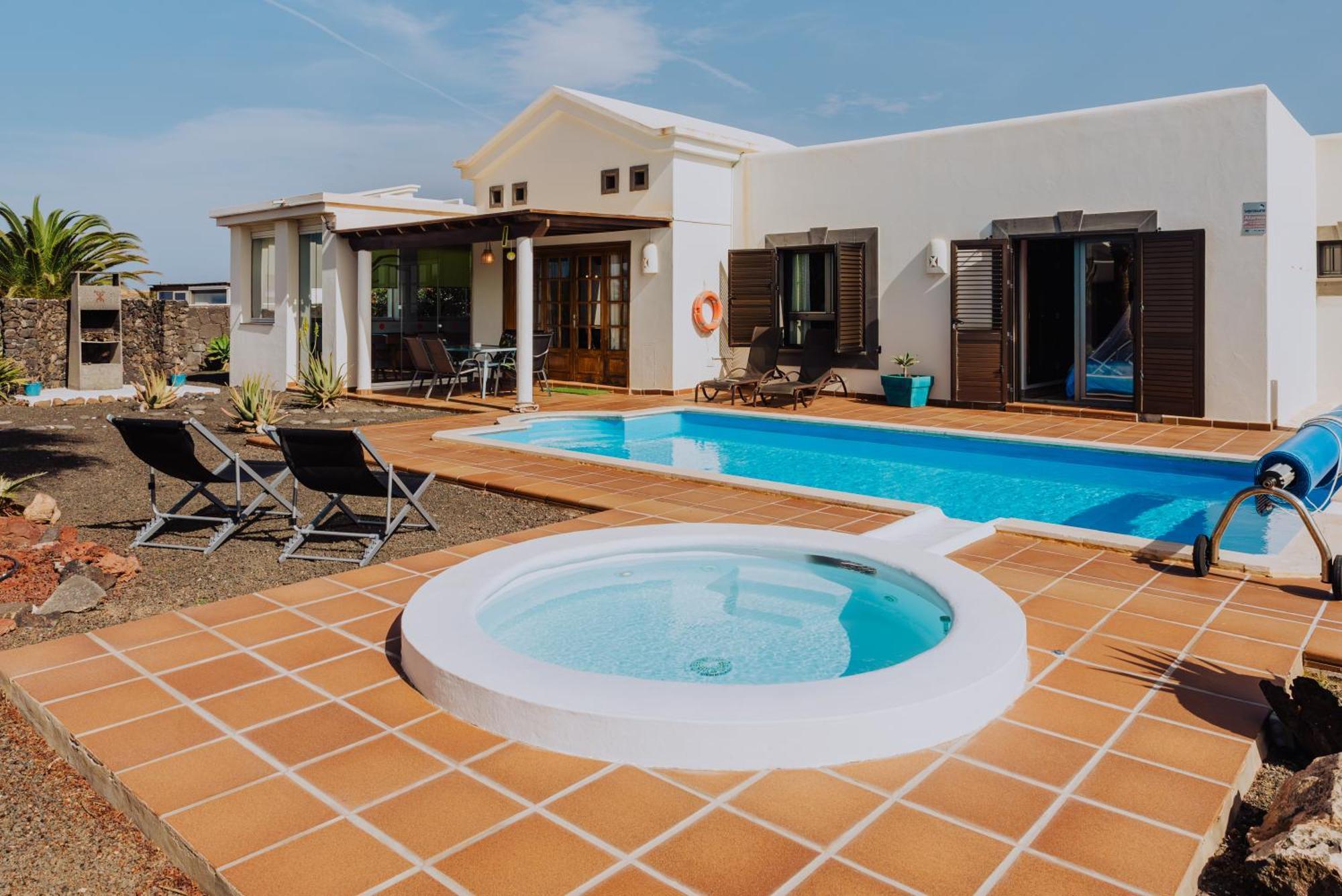 Marina Deluxe & Pool Playa Blanca
